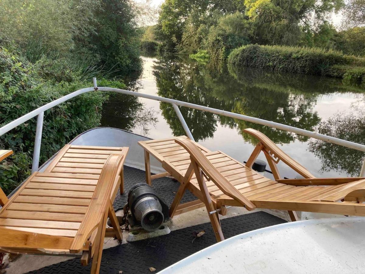 Dutch Cruiser Ship On A Tranquil Secluded River Tonbridge Exterior photo