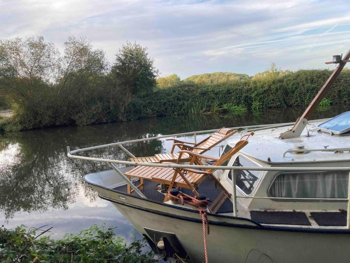 Dutch Cruiser Ship On A Tranquil Secluded River Tonbridge Exterior photo